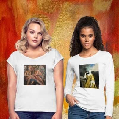 Dos mujeres jóvenes posan vistiendo camisetas blancas frente a un fondo artístico texturizado en tonos cálidos. La mujer de la izquierda lleva una camiseta de manga corta con una impresión de dos ángeles renacentistas, y la mujer de la derecha viste una camiseta de manga larga con el retrato de una dama clásica en tonos amarillos.