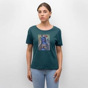 Ropa y Accesorios para Mujeres que aman el Arte. Camiseta de mujer color verde bosque con cuello redondo abierto y estampado artístico de la Mona Lisa en estilo contemporáneo y colorido