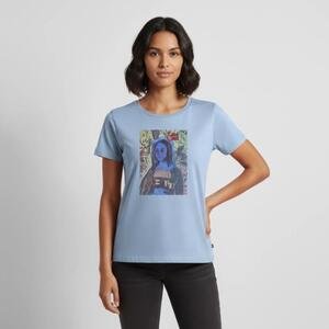 Ropa y Accesorios para Mujeres que aman el Arte. Camiseta de algodón azul claro para mujer con un estampado central que muestra una versión artística y colorida de la Mona Lisa en tonos azules y púrpuras.
