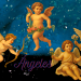 Composición artística que muestra cuatro figuras de ángeles infantiles (querubines) sobre un fondo azul profundo con gotas de agua cristalinas. A la izquierda, un Cupido con arco y flecha; en el centro, un ángel sosteniendo una guirnalda de flores; a la derecha, dos ángeles, uno sentado y otro de pie, portando flores blancas. En la parte inferior central, aparece la palabra "Ángeles" escrita en una elegante tipografía cursiva de color púrpura y azul.
