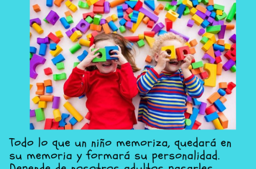 Dos niños acostados rodeados de piezas de madera de muchos colores, mirando a través de bloques como si fueran binoculares, con una cita de Bruno Munari sobre la memoria y la personalidad.