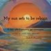 Frases célebres sobre el Arte, la Cultura y la Educación. Pintura de estilo impresionista que representa un atardecer sobre el mar. Un sol grande y naranja domina el cielo, reflejando su luz dorada sobre el agua. En primer plano, se observa una costa rocosa y al fondo montañas bajo un cielo con matices púrpuras y azules. Sobre la imagen, destaca la frase de Robert Browning en tres idiomas: "My sun sets to be reborn", "Il mio sole tramonta per rinascere" y "Mi sol se pone para renacer".
