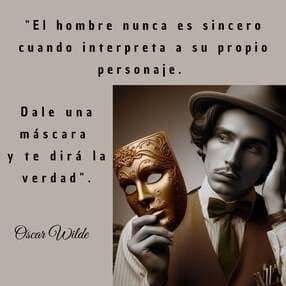 Frases sobre Arte, Cultura y Educación. Composición gráfica con fondo gris claro. A la izquierda, la frase de Oscar Wilde: "El hombre nunca es sincero cuando interpreta a su propio personaje. Dale una máscara y te dirá la verdad". A la derecha, una fotografía de un hombre con sombrero y pajarita sosteniendo una máscara veneciana dorada frente a su rostro.