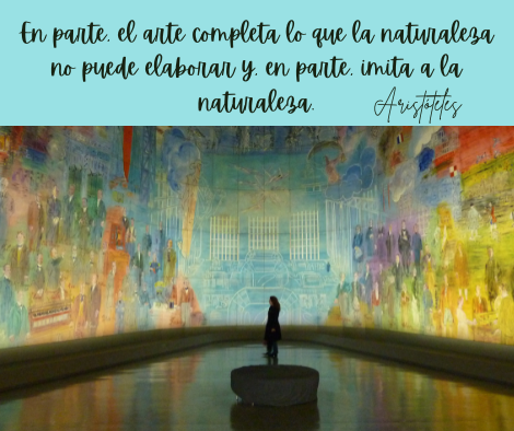 Frases sobre Arte, Cultura y Educación. Composición gráfica dividida horizontalmente. En la parte superior, sobre un fondo turquesa, se lee la cita de Aristóteles: "En parte, el arte completa lo que la naturaleza no puede elaborar y, en parte, imita a la naturaleza". En la inferior, una fotografía de una persona observando una inmensa pintura mural colorida en una sala de museo.