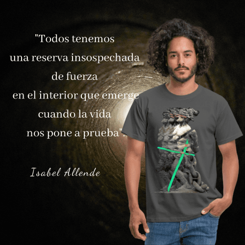 Frases sobre Arte, Cultura y Educación. Hombre con camiseta gris carbón que muestra un diseño artístico de una escultura clásica fragmentada. A la izquierda, sobre un fondo de túnel iluminado, aparece una cita de Isabel Allende.