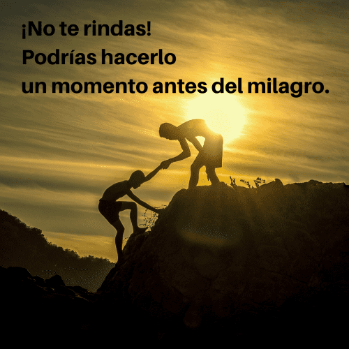 Frases sobre Arte, Cultura y Educación. Silueta de una persona en la cima de una montaña ayudando a otra a subir, con un sol brillante al fondo durante el atardecer. En la parte superior, el texto dice: "¡No te rindas! Podrías hacerlo un momento antes del milagro".