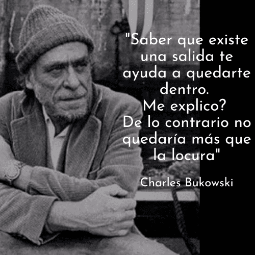 Frases sobre Arte, Cultura y Educación. Fotografía en blanco y negro del escritor Charles Bukowski con un gorro de lana y actitud reflexiva. A la derecha, sobre un bloque negro, aparece una de sus citas sobre la cordura y la "salida".