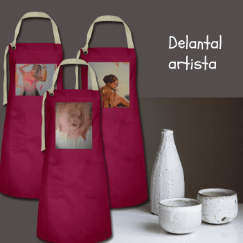 Tres delantales artesanales de color borravino, con tirantes color crema, dispuestos de forma escalonada. Cada delantal muestra en el centro una impresión de una obra de arte diferente con retratos femeninos. A la derecha, se observa un jarrón blanco y dos cuencos de cerámica sobre una superficie clara, junto al texto "Delantal artista".