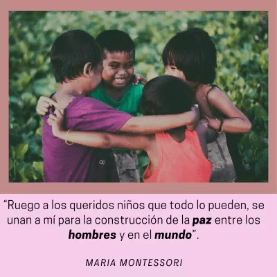 Imagen de cuatro niños abrazados en un campo verde con una cita de María Montessori sobre la paz mundial y la unión de los niños.
