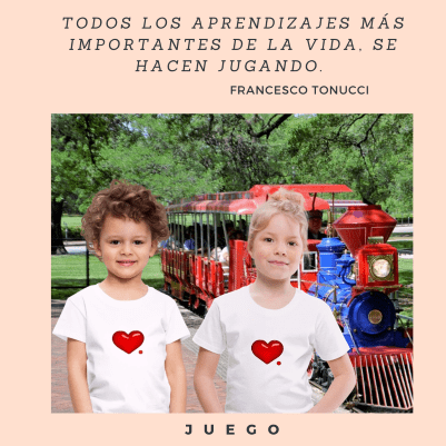 Dos niños, sonriendo frente a un tren rojo y azul, con una frase de Francesco Tonucci sobre el aprendizaje y el juego.