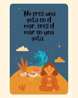 Ilustración de estilo espiritual que muestra a una persona sentada en posición de meditación sobre una duna de arena, con un corazón dorado brillando en su pecho. Al fondo, se ve el mar con una gran ola azul, nubes suaves y un cielo nocturno estrellado. En la parte superior, el texto dice: "No eres una gota en el mar, eres el mar en una gota".
