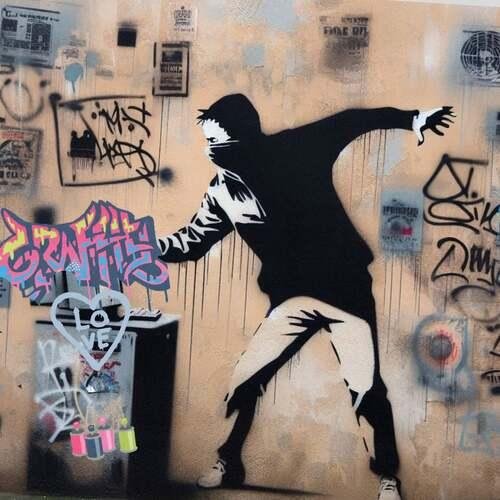 Mural de arte urbano que muestra a un joven con el rostro cubierto lanzando un grafiti de colores neón sobre una pared desgastada llena de carteles y etiquetas.