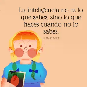 Infografía que presenta una cita de Jean Piaget: "La inteligencia no es lo que sabes, sino lo que haces cuando no lo sabes". En la esquina inferior izquierda, aparece la ilustración de una niña con gafas redondas, trenzas con lazos azules y un vestido azul, sosteniendo un libro verde.